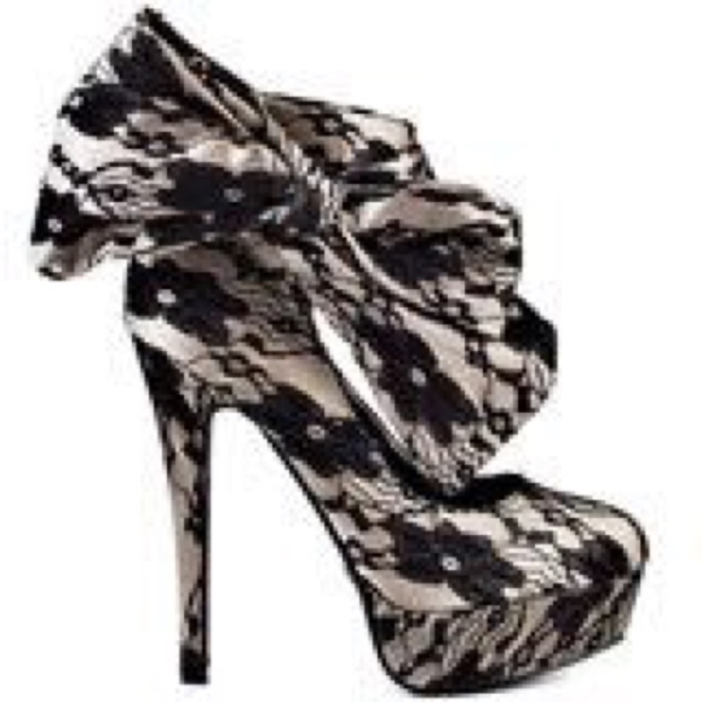 Sexy black lace heels!! Hello GNO!!